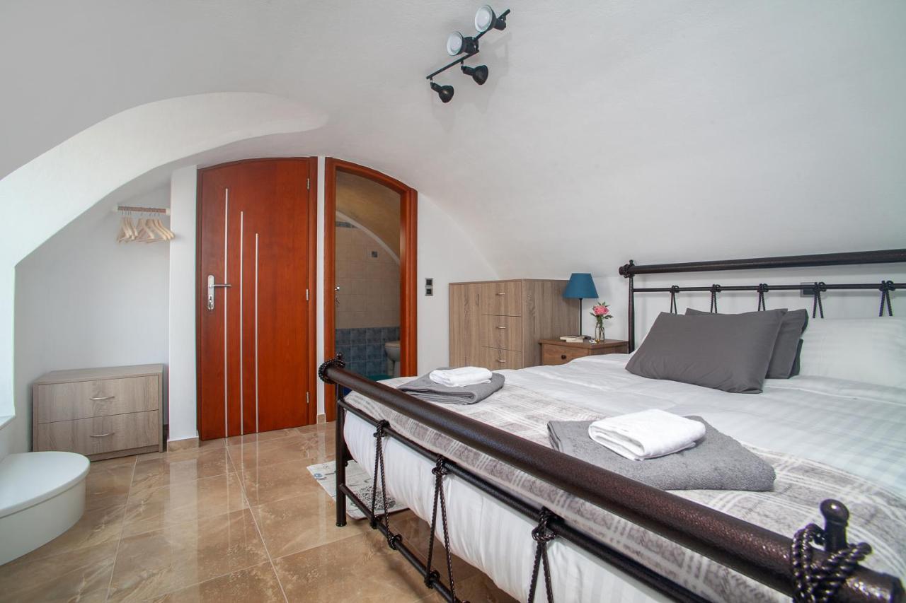 Sunrise Apartment Santorini Emporio  エクステリア 写真